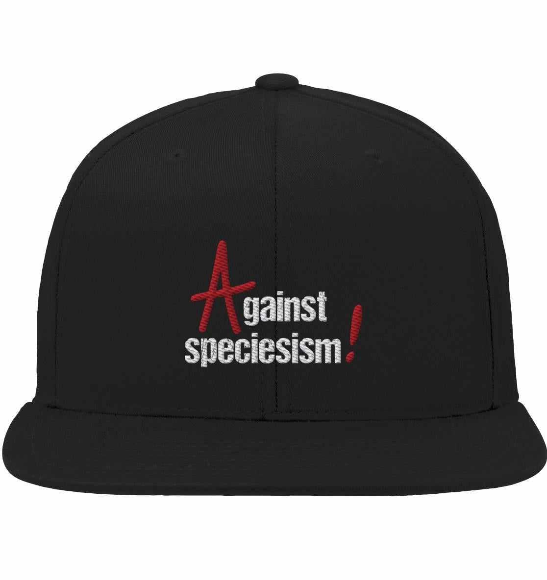 Vegan und Bio Snapback Cap: Against speciesim! Schwarze Kappe mit weißem Text, verstärkter Front und größenverstellbarem Snap-Verschluss, aus Bio-Baumwolle, fördert Gleichheit und Tierrechte.