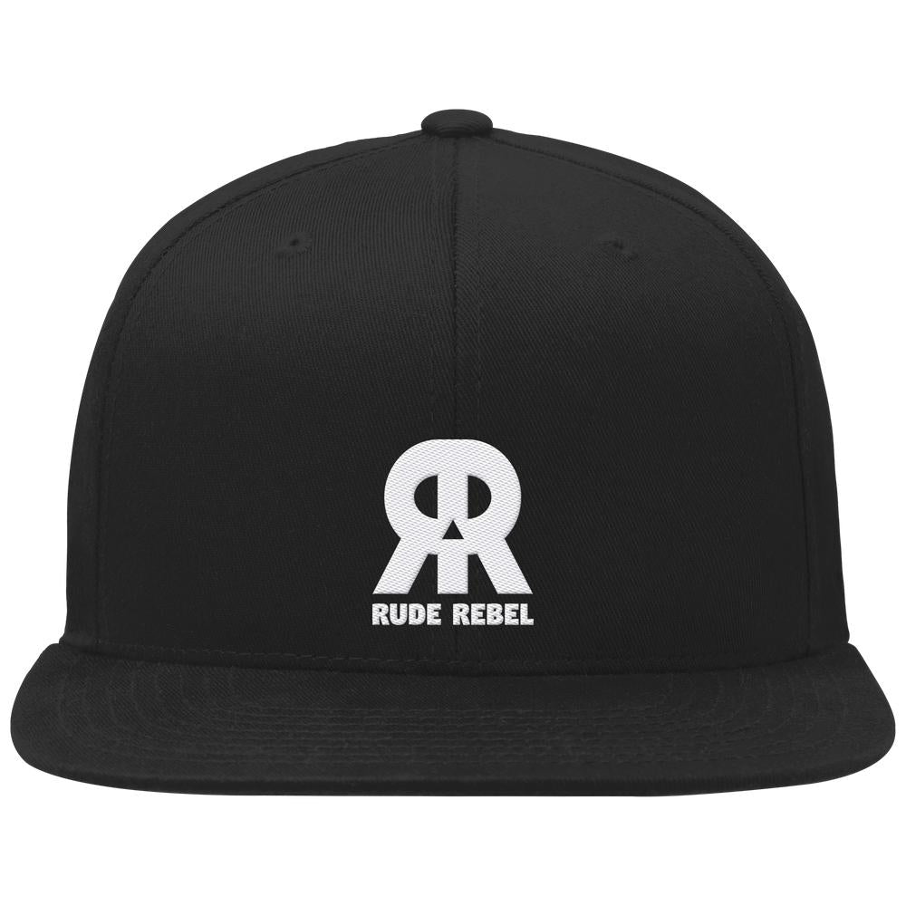 Vegan und Bio Snapback Cap: RUDE REBEL Skull mit stilisiertem RR-Logo und RUDE REBEL-Schriftzug auf der Vorderseite, aus 100% Bio-Baumwolle, größenverstellbar.