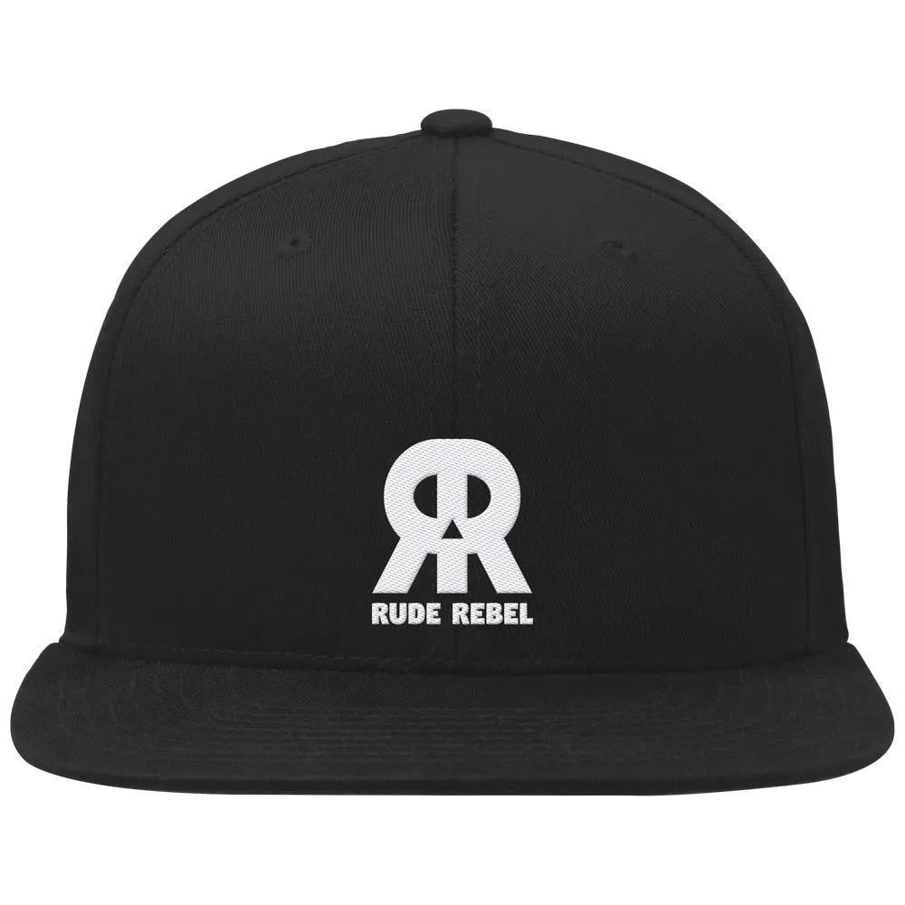 Schwarze Snapback-Cap mit besticktem Rude Rebel Skull-Logo vorn