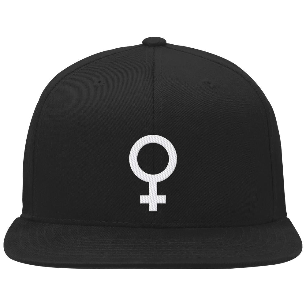 Schwarze Snapback-Cap mit flachem Schirm, bedruckt mit weißem Venussymbol, symbolisiert den feministischen Kampf. Hergestellt aus 100% Bio-Baumwolle.
