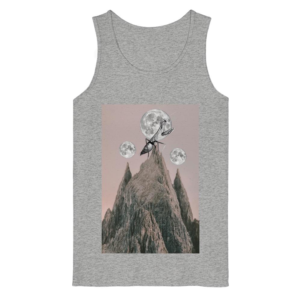 Vegan und Bio Tank Top: Gottesanbeterin – Heather‐graues Tanktop mit surrealem Grafikdruck, der einen Berggipfel, eine riesige Ameise und drei Monde zeigt. 100% Bio-Baumwolle, Medium Fit.