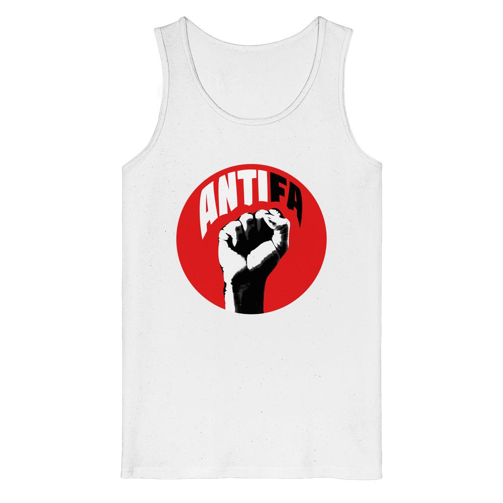 Weißes Tanktop mit rundem rotem Antifa-Logo und erhobenem Fäustenprint