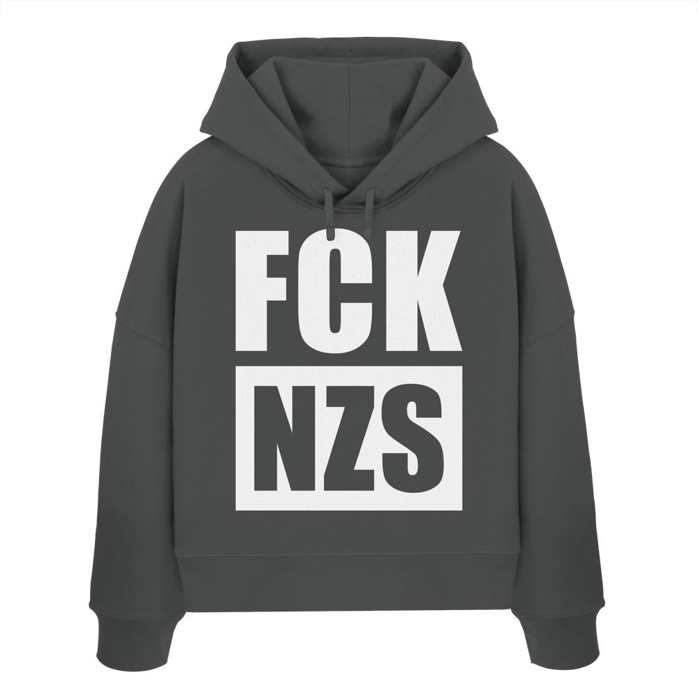 Dunkelgraues Bio-Hoodie mit Kapuze, vorn der Slogan “FCK NZS” in weißen Buchstaben. Nachhaltiges Design von RUDE REBEL, aus 100% Bio-Baumwolle.