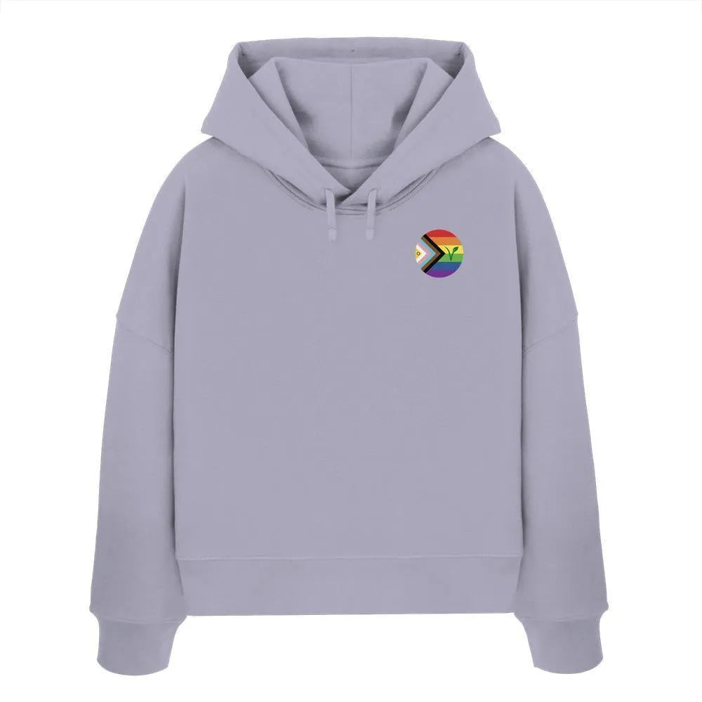 Kurzer Hoodie in Lavendel mit Kapuze, Kordeln und kleinem Regenbogen-Abzeichen vorn