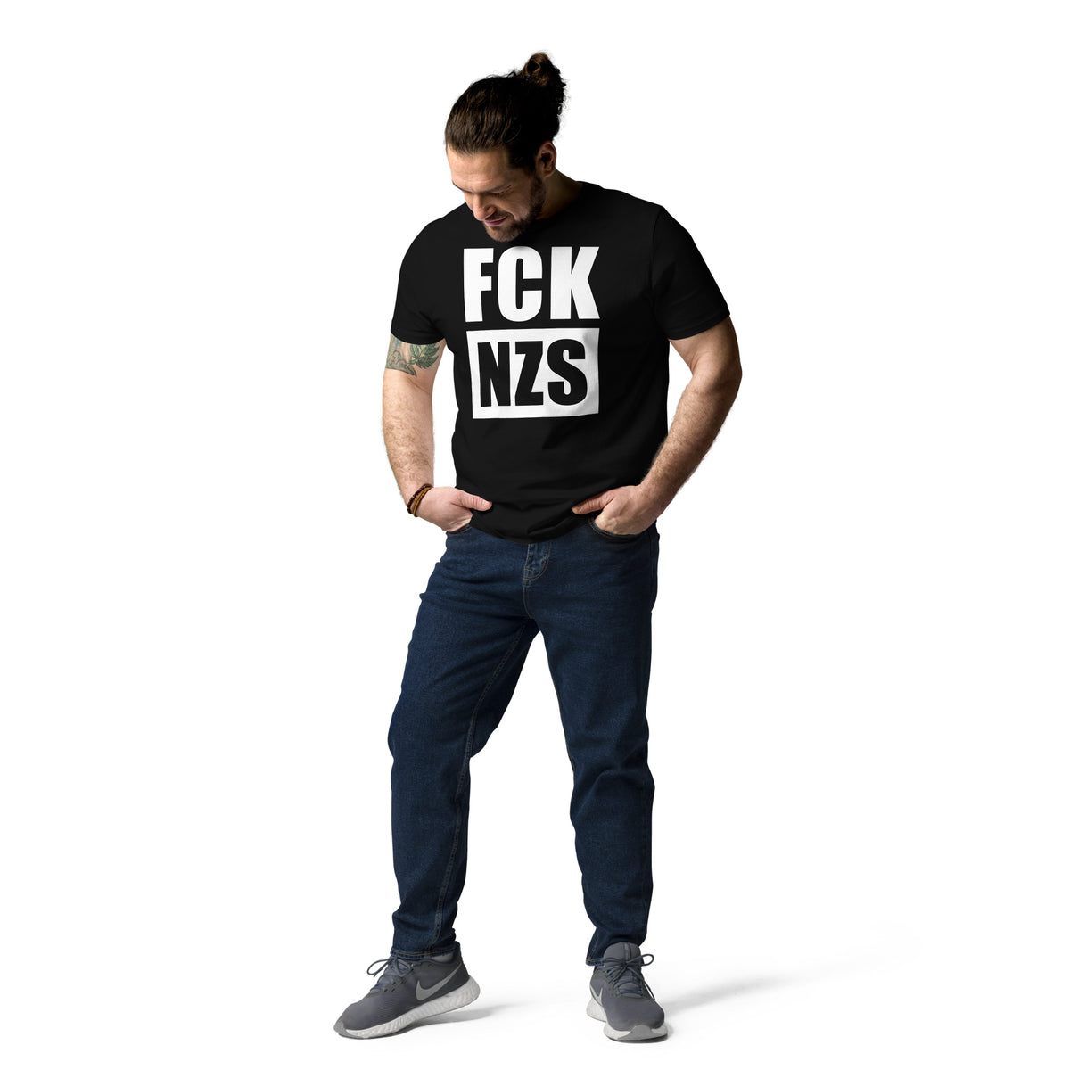Schwarzes T-Shirt mit großem Rückenaufdruck „FCK“ und „NZS“ in weißen Kästen