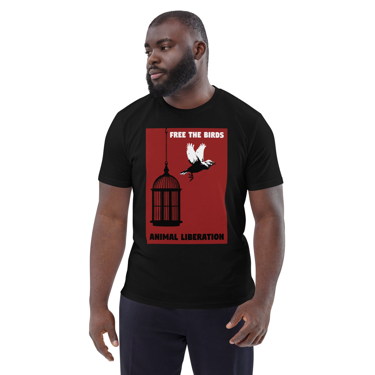 Schwarzes T-Shirt mit Vogel-im-Käfig-Print „FREE THE BIRDS“, frontal am Modell