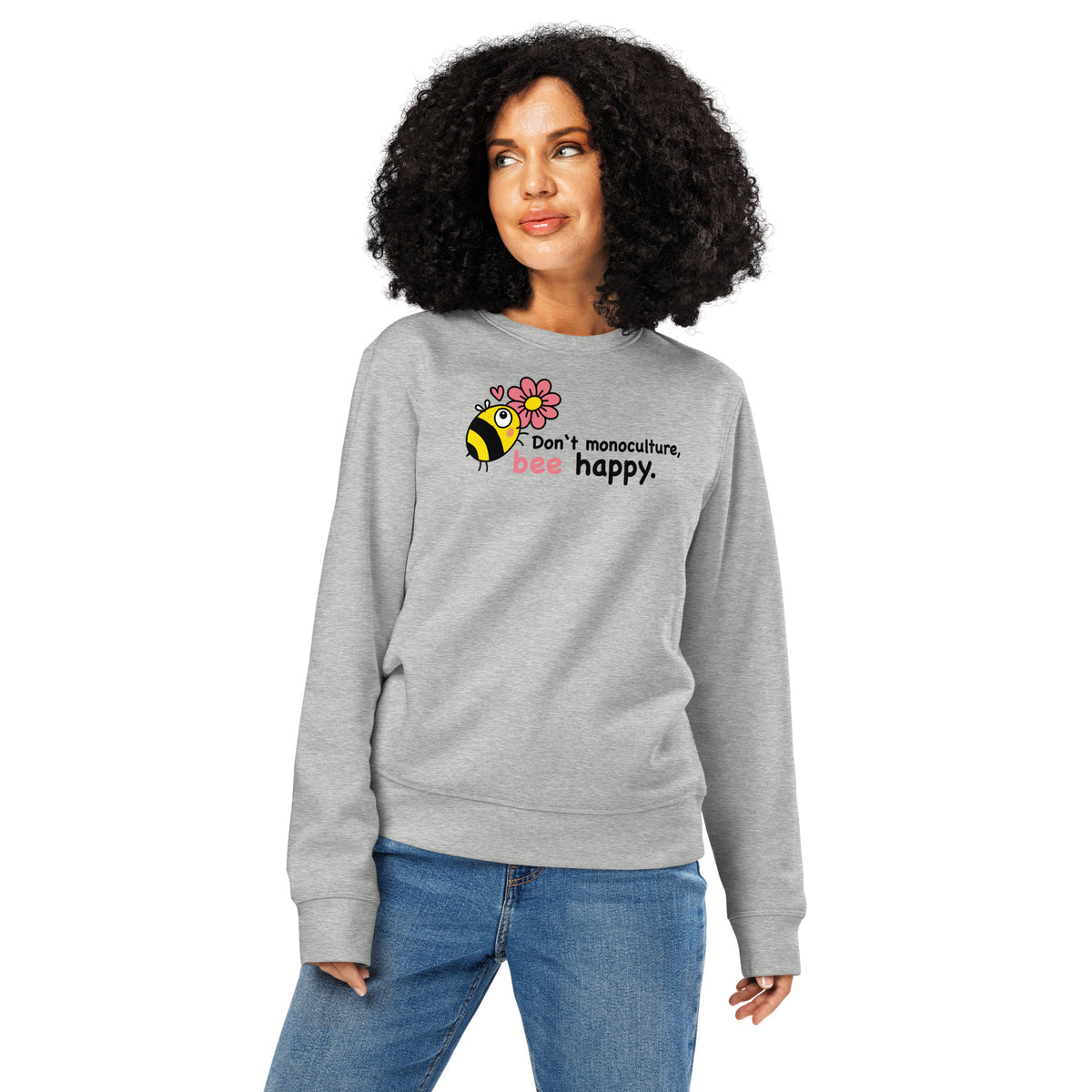 Grauer Sweatshirt am Modell mit Bienen-Print und Schriftzug „bee happy“