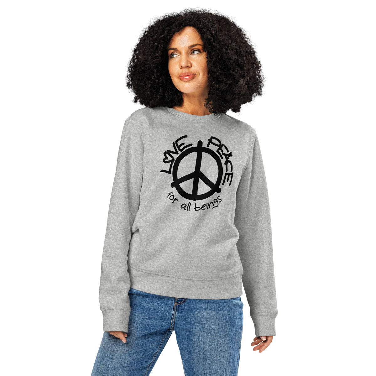 Grauer Sweatshirt am Modell mit Peace-Logo und „for all beings“ Schrift vorn