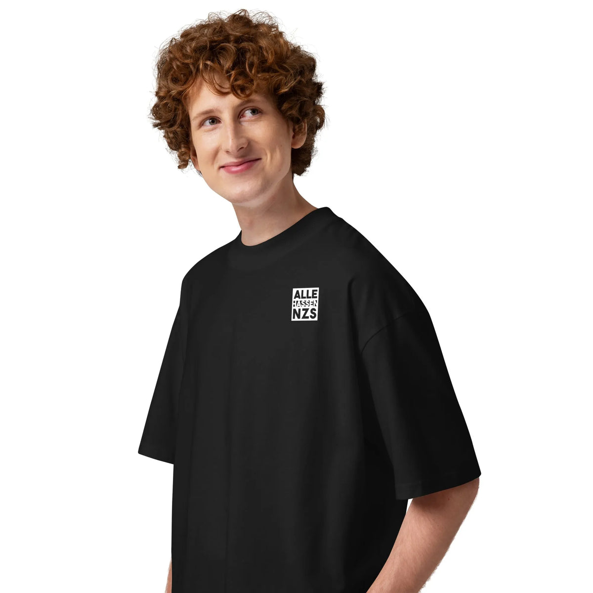 Oversize-Hemd in Schwarz am Modell mit kleinem Brustaufdruck „ALLE HASSEN NZS“