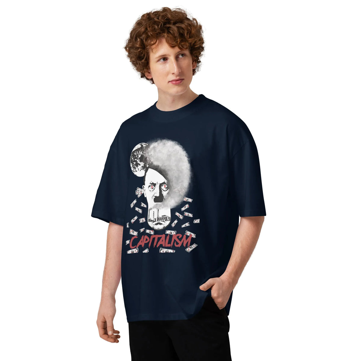 Dunkelblaues Oversize-T-Shirt mit Frontprint „CAPITALISM“; Porträt, getragen