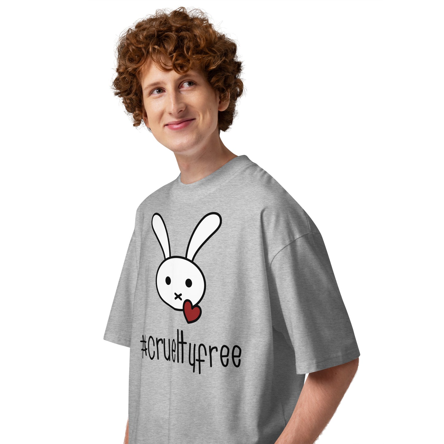 Graues Oversized-Shirt aus Bio-Baumwolle mit weißem Hasen-Motiv, rotem Herz und #crueltyfree Schriftzug.