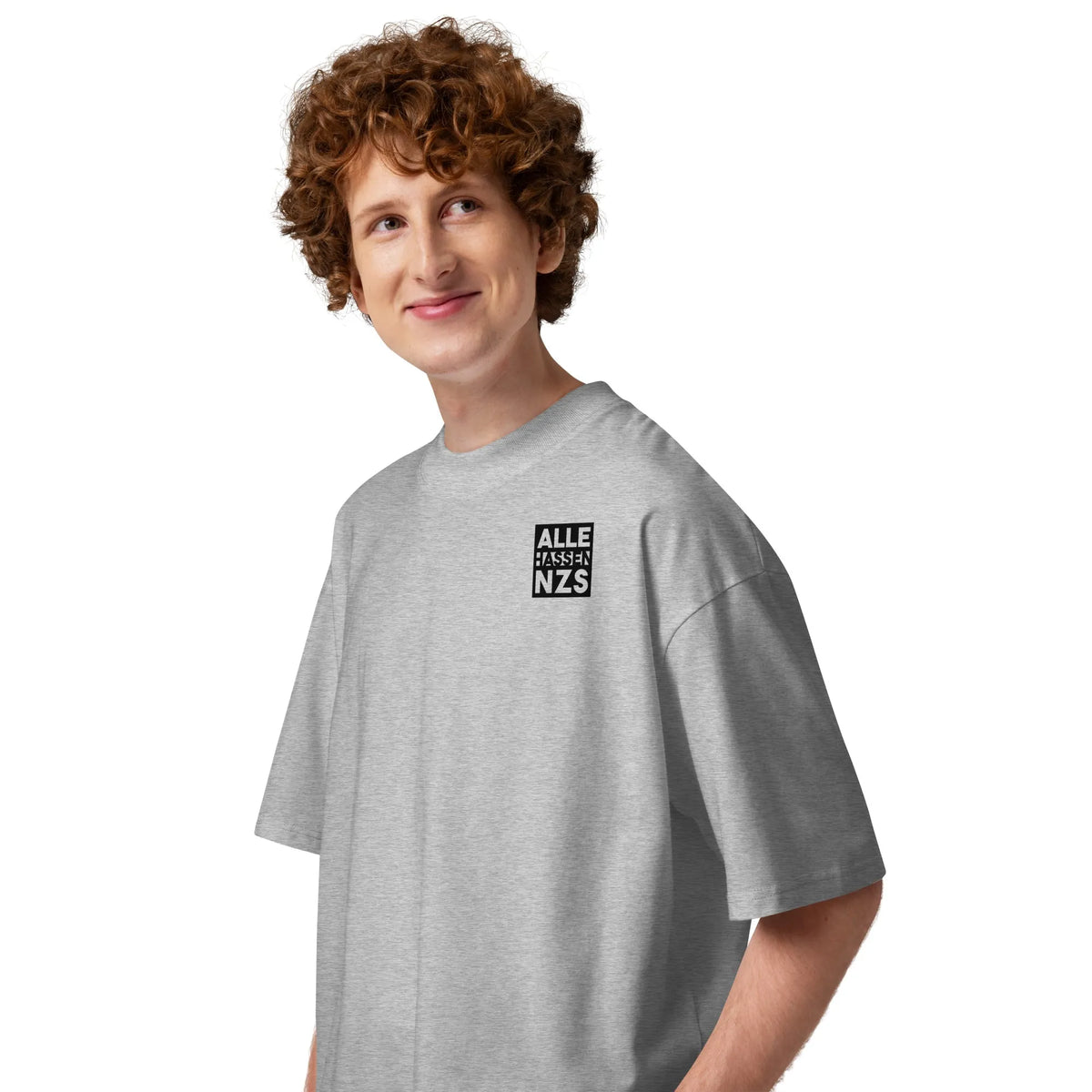 Oversize-Hemd in Heather Grau am Modell mit kleinem Brustaufdruck „ALLE HASSEN NZS“