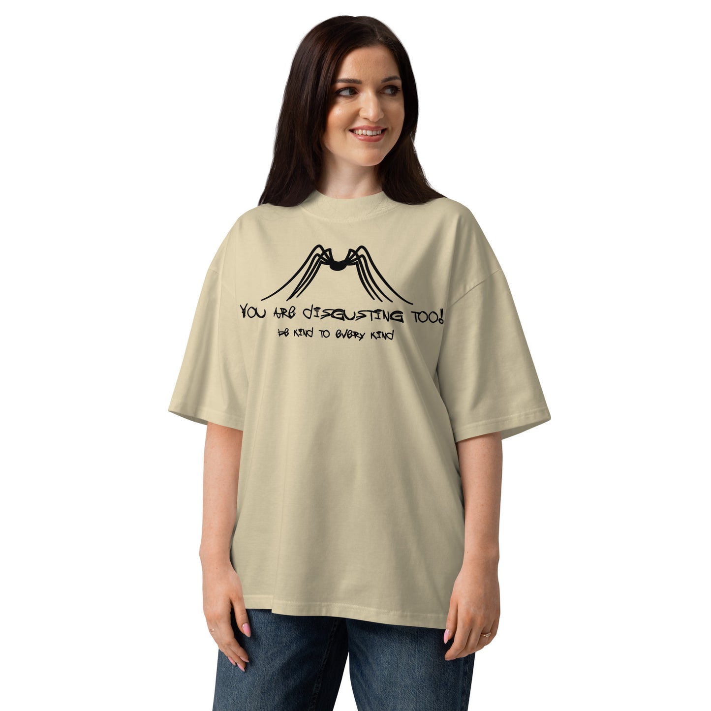 Beiges Bio-Baumwoll-Oversized-Shirt mit Spinnen-Grafik und dem Schriftzug Be kind to everykind.