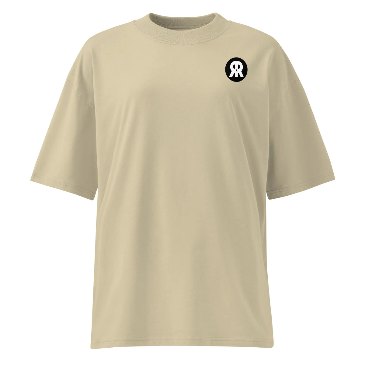Beiges Oversized-Shirt mit Rundhalsausschnitt und kurzem Ärmel, kleines Brustlogo.