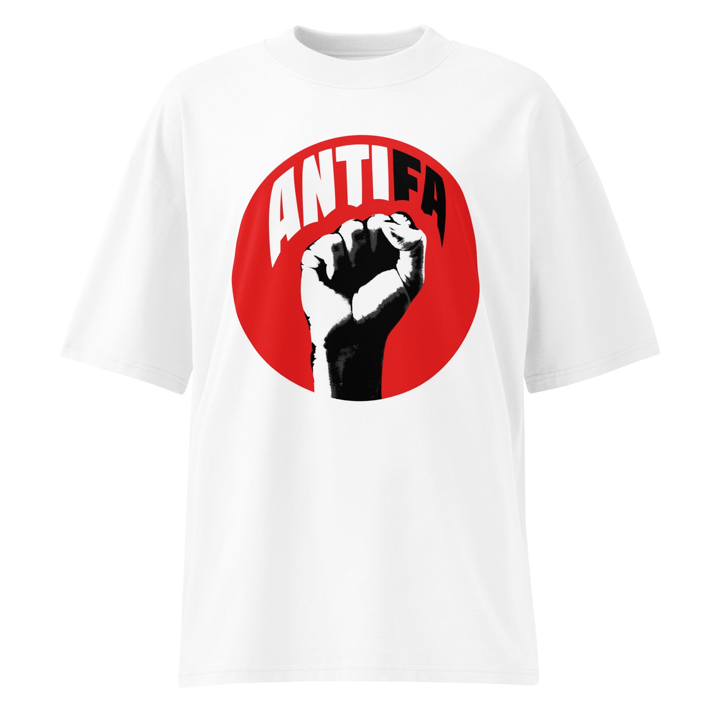 Weißes Bio-Baumwoll-Oversized-Shirt mit rotem Antifa-Faust-Print und gesenkten Schultern.