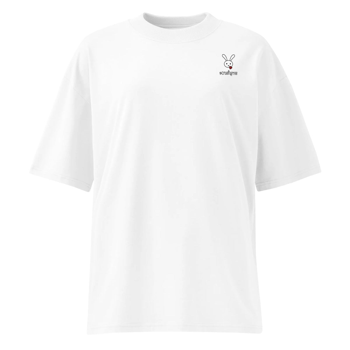 Weißes Bio-Baumwoll-Oversized-Shirt mit kleinem Hasen-Logo und #crueltyfree Schriftzug auf der Brust.