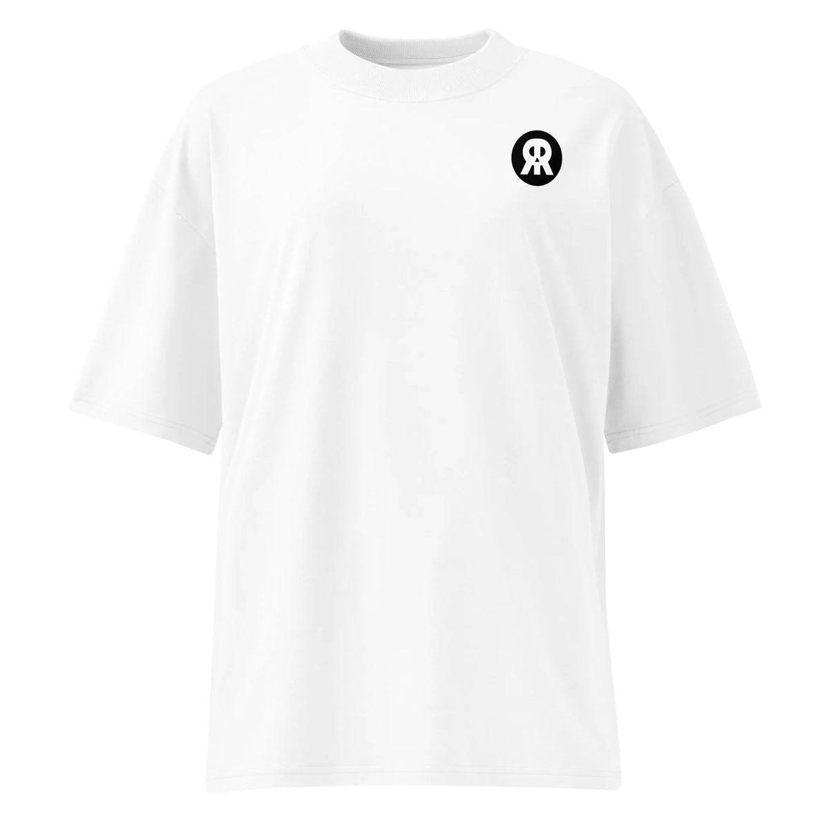 Weißes Oversized-Shirt mit Rundhalsausschnitt und kurzem Ärmel, kleines Brustlogo.