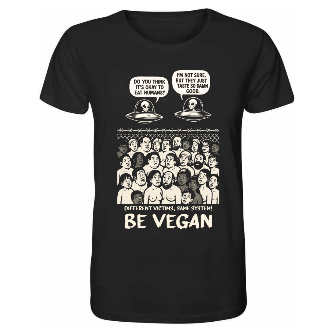 Schwarzes T-Shirt mit UFO-Design und Vegan-Botschaft: Verschiedene Opfer, gleiches System! BE VEGAN! aus 100% Bio-Baumwolle, normaler Schnitt, von RUDE REBEL.