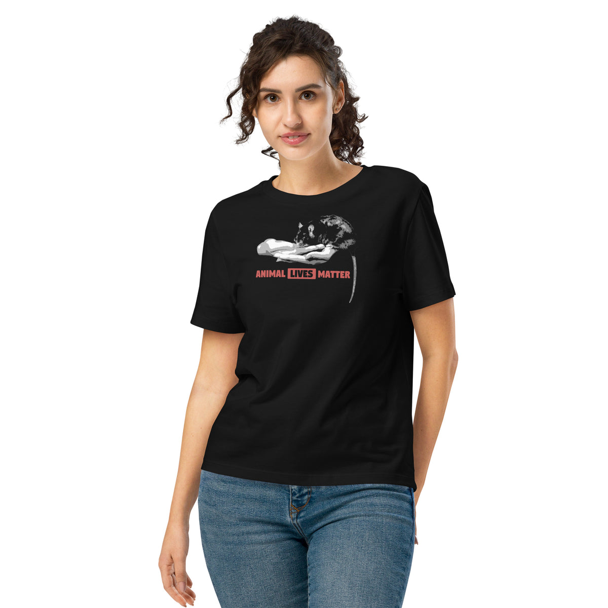 Schwarzes Damen-T‑Shirt am Model, Rundhalsausschnitt, Print „ANIMAL LIVES MATTER“