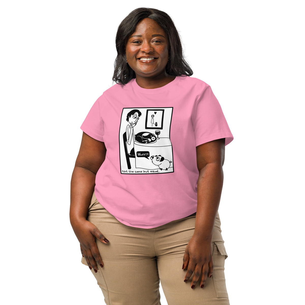 Damen-T-Shirt Bubble Pink mit Comic-Motiv; am Modell getragen, kurzer Ärmel.
