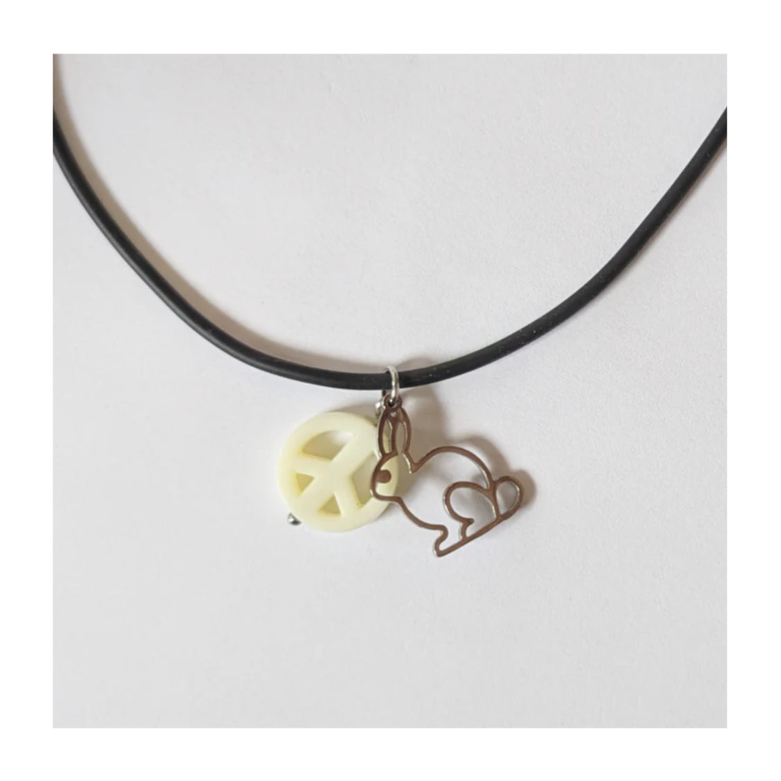 Vegane Halskette, handgemacht mit Peacezeichen und Hase