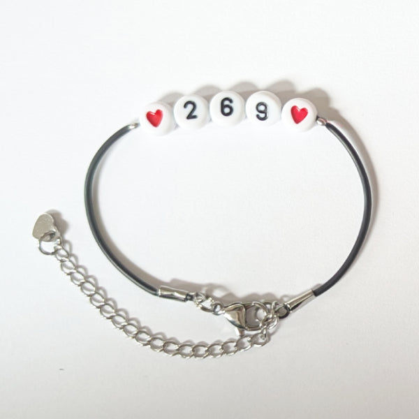 Vegan und handgemacht Armband: 269 mit zwei roten Herzen, aus Kunstlederband und Edelstahl, wasserfest und mit Kunststoffperlen, passend zur rebellischen, nachhaltigen RUDE REBEL Marke.
