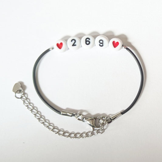 Vegan und handgemacht Armband: 269 mit zwei roten Herzen, aus Kunstlederband und Edelstahl, wasserfest und mit Kunststoffperlen, passend zur rebellischen, nachhaltigen RUDE REBEL Marke.