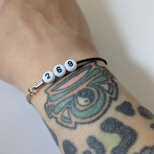 Vegan und handgemacht Armband: 269 und Herz Edelstahl Charm, aus Natur-Kautschuk-Kunstleder und Edelstahl, wasserfest, ideal für umweltbewusste Träger.
