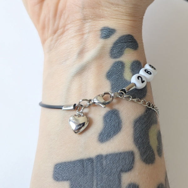 Vegan und handgemacht Armband: 269 und Herz Edelstahl Charm, aus Kunstlederband mit Kunststoffperlen und wasserfestem Edelstahl, ideal für umweltbewusste, stilvolle Träger.