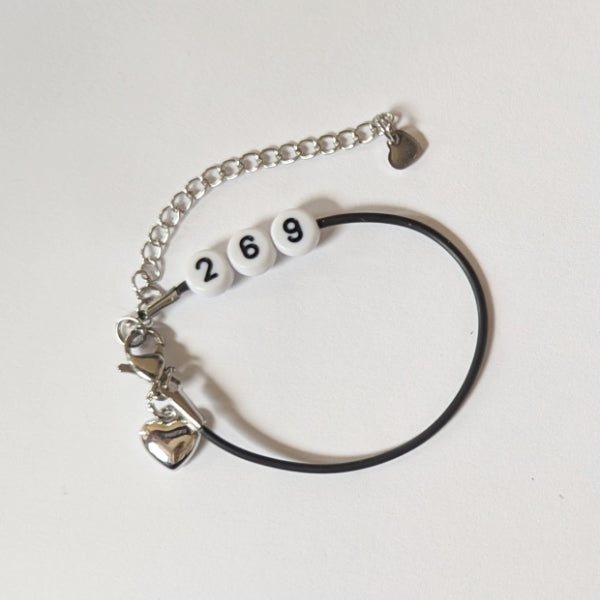 Vegan und handgemacht Armband: 269 und Herz Edelstahl Charm, bestehend aus einem wasserfesten Kunstlederband mit Kunststoffperlen und Edelstahl, passend zur rebellischen RUDE REBEL Marke.