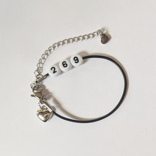 Vegan und handgemacht Armband: 269 und Herz Edelstahl Charm, bestehend aus einem wasserfesten Kunstlederband mit Kunststoffperlen und Edelstahl, passend zur rebellischen RUDE REBEL Marke.