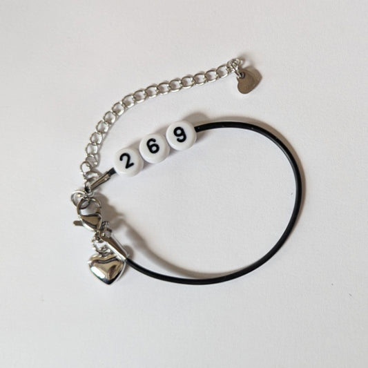 Vegan und handgemachtes Armband mit Kunststoffperlen und Edelstahl Herz-Charm, wasserfest auf Kunstlederband aus Natur-Kautschuk. Ideal für nachhaltigen, veganen Lebensstil.