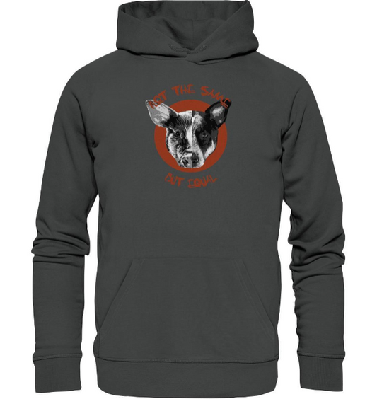 Charcoal-grauer Hoodie mit Grafik NOT THE SAME BUT EQUAL, stilisierter Schweinekopf. Vegan, umweltfreundlich produziert aus Bio-Baumwolle und Recyclingmaterialien, Größe M.