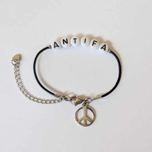 Veganes, handgemachtes Armband mit Edelstahl Herz und Pfoten Charm am Verschluss, gefertigt aus Natur-Kautschuk und rostfreiem Edelstahl, wasserfest.
