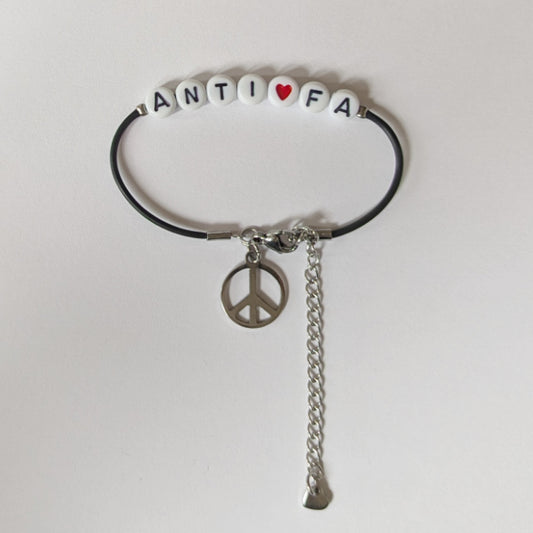 Vegan und handgemacht Armband: ANTIFA mit rotem Herz, aus Kunstleder und Edelstahl, wasserfest. Perfektes Accessoire für nachhaltige, rebellische Mode.