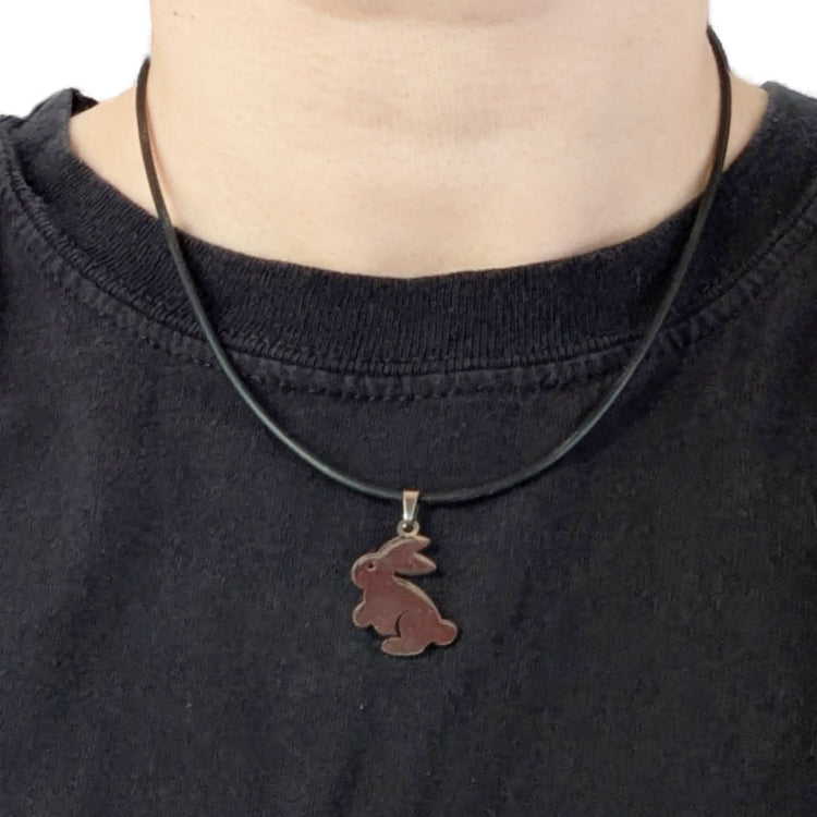 Vegane Halskette mit Peace-Charm aus Kunstlederband und Edelstahl, handgefertigt mit Bunny gegen Tierversuche und Pfoten Charm am Verschluss.