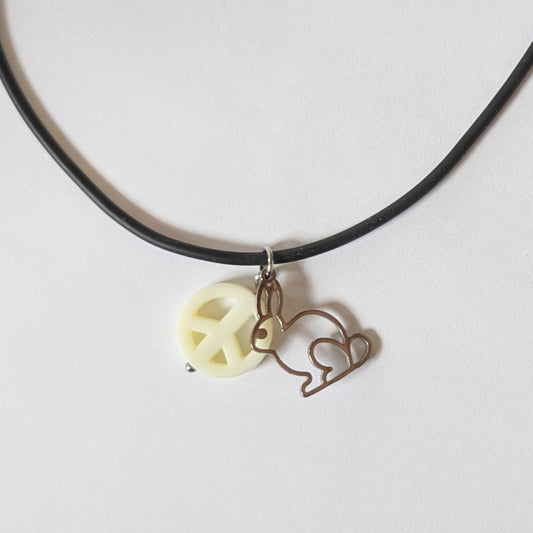 Vegan und handgemacht Halskette: Peace in Altrosa mit wasserfestem Kunstlederband und rostfreiem Edelstahl, ergänzt durch eine rosa-lila schimmernde Perle.