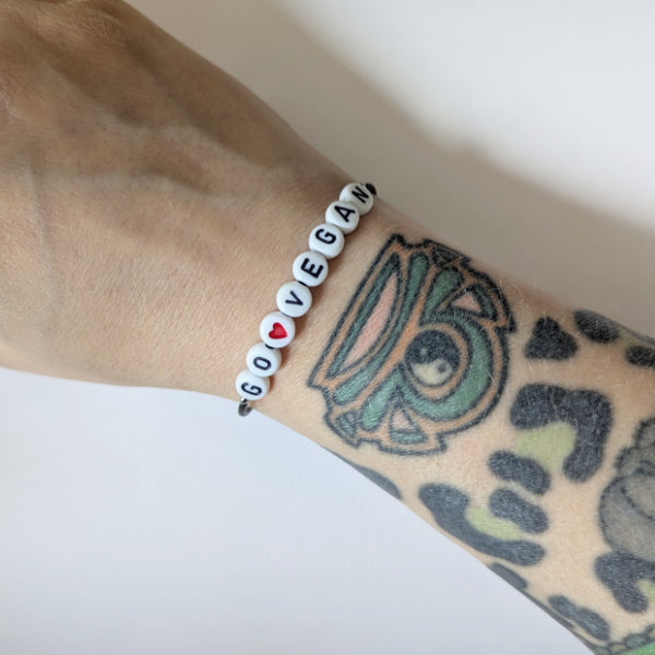 Vegan und handgemacht Armband: GO VEGAN mit rotem Herz, aus Kunststoffperlen und Kunstlederband aus Natur-Kautschuk, wasserfest und rostfreier Edelstahl.