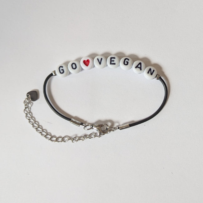 Vegan und handgemacht Armband: GO VEGAN mit rotem Herz, aus wasserfestem Kunstleder mit Kunststoffperlen und Edelstahl, passend zu RUDE REBELs nachhaltigem, veganem Sortiment.
