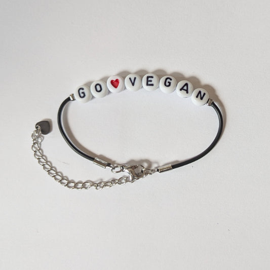 Vegan und handgemacht Armband: GO VEGAN mit rotem Herz, aus wasserfestem Kunstleder mit Kunststoffperlen und Edelstahl, passend zu RUDE REBELs nachhaltigem, veganem Sortiment.