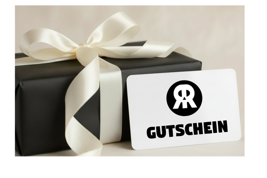 250€ Gutschein in schwarzer Geschenkbox mit weißem Satinband und Karte. Code per E-Mail, drei Jahre gültig, nicht mit Rabatten kombinierbar.