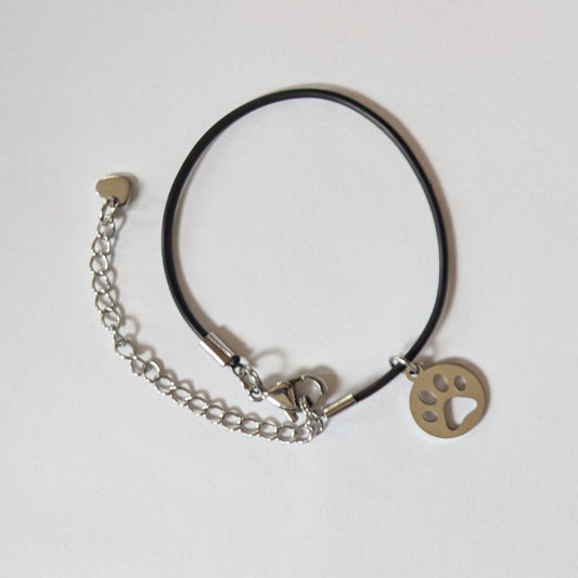 Vegan und handgemacht Armband: 269 mit Kunstlederband aus Natur-Kautschuk und Edelstahl Herz Charm am Verschluss, ergänzt durch Edelstahl Charm mit Pfote.