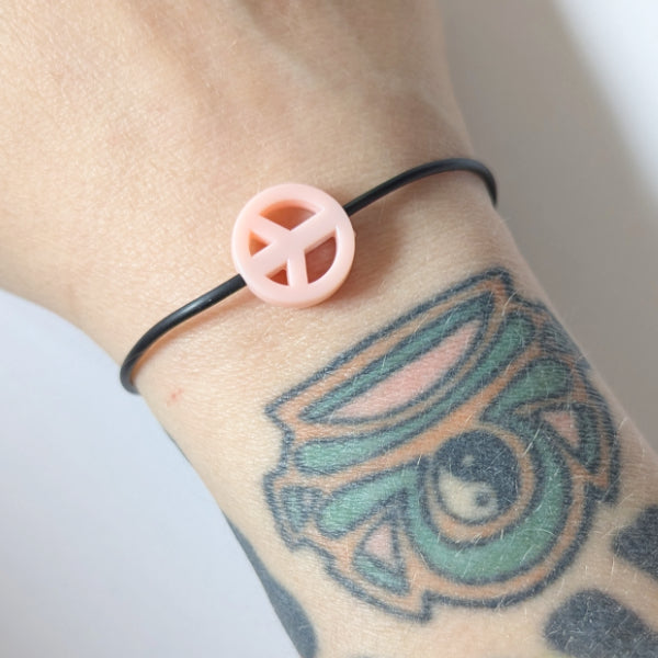 Vegan und handgemacht Halskette: Peace in Altrosa, bestehend aus Kunstlederband und Edelstahl Charm, wasserfest und ideal für umweltbewusste Schmuckliebhaber.