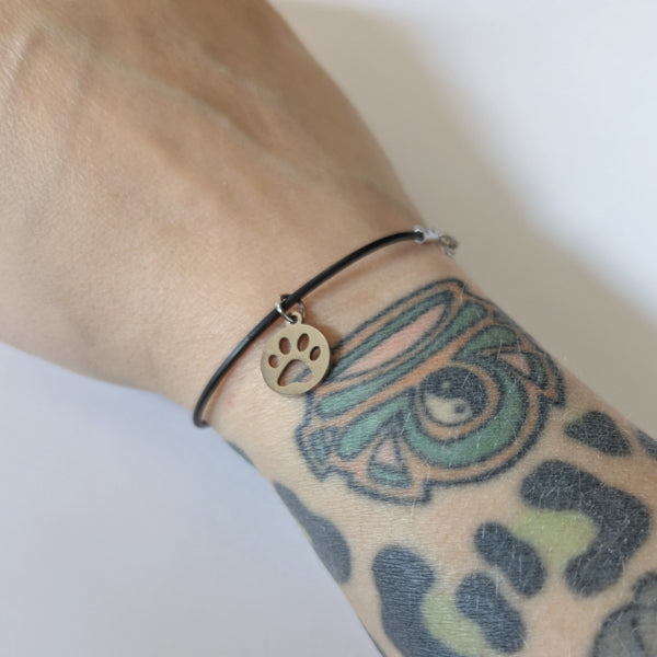 Vegan und handgemacht Armband: 269, Kunstlederband aus Natur-Kautschuk mit Edelstahl Herz Charm und Pfoten-Design, passend für nachhaltige und tierfreundliche Mode.