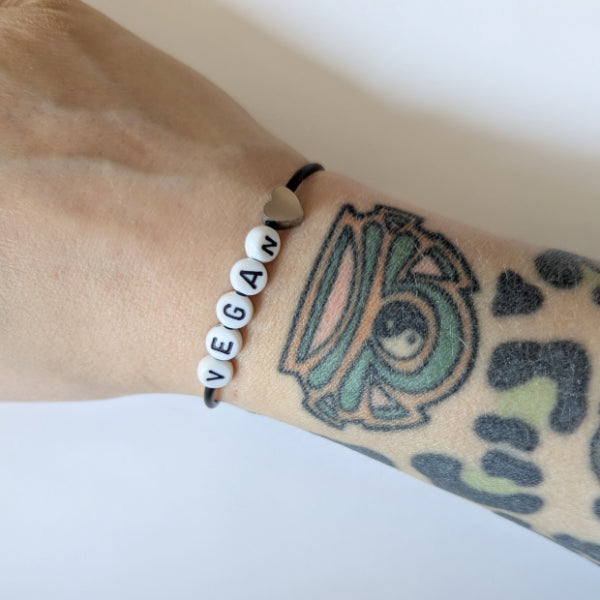 Vegan und handgemacht Armband aus Kunstleder mit Kunststoffperlen, Edelstahl Charms: Altrosa Peace Zeichen und Pfoten Charm am Verschluss, wasserfest und umweltfreundlich.