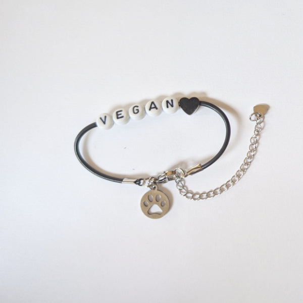 Vegan und handgemacht Armband: Altrosa Peace Zeichen und Pfoten Charm am Verschluss, aus Natur-Kautschuk mit Edelstahl Charms, wasserfest und langlebig.