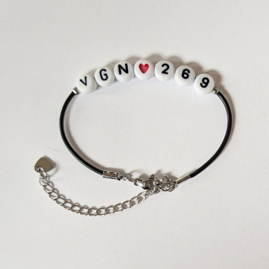 Vegan und handgemacht Armband: VEGAN 269 mit rotem Herz, aus kunstledernem Natur-Kautschuk, wasserfest mit Edelstahl und Kunststoffperlen, passend zu RUDE REBELs rebellischen, nachhaltigen Designs.
