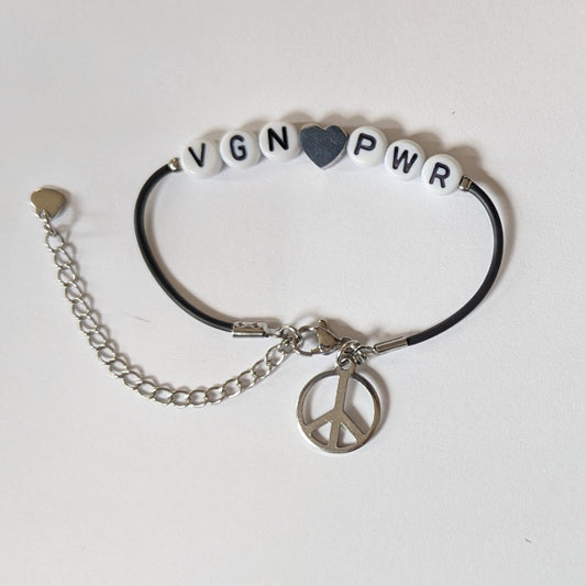 Vegan und handgemachtes Armband: VEGAN POWER mit Edelstahl Herz und Peace Charm, aus wasserfestem Kunstlederband mit Kunststoffperlen.