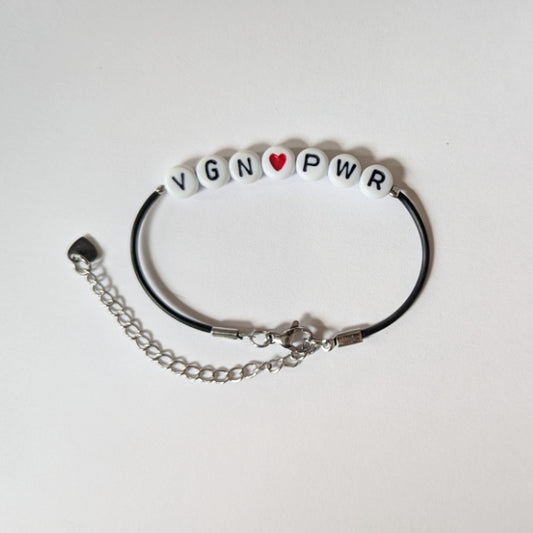 Vegan und handgemacht Armband: VEGAN POWER mit rotem Herz, bestehend aus Kunststoffperlen und Kunstlederband aus Natur-Kautschuk, wasserfest mit rostfreiem Edelstahl.