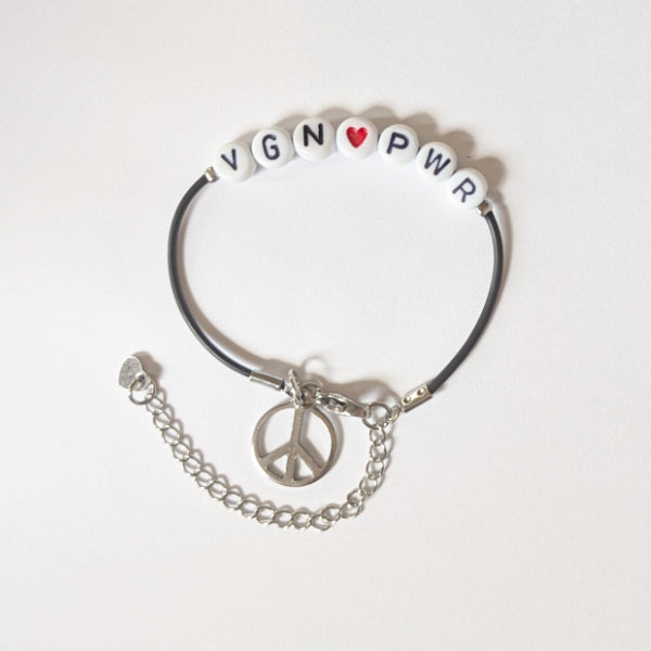 Vegan und handgemacht Armband: VEGAN POWER mit rotem Herz und Peace Charm, Kunstlederband aus Natur-Kautschuk, rostfreier Edelstahl, wasserfest.